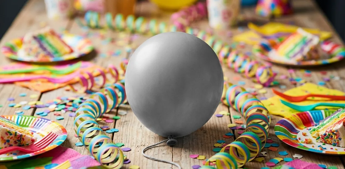 Um balão completamente cinza e sem cor no centro de um ambiente vibrante e colorido, simbolizando a anedonia e a ausência de prazer na vida.
